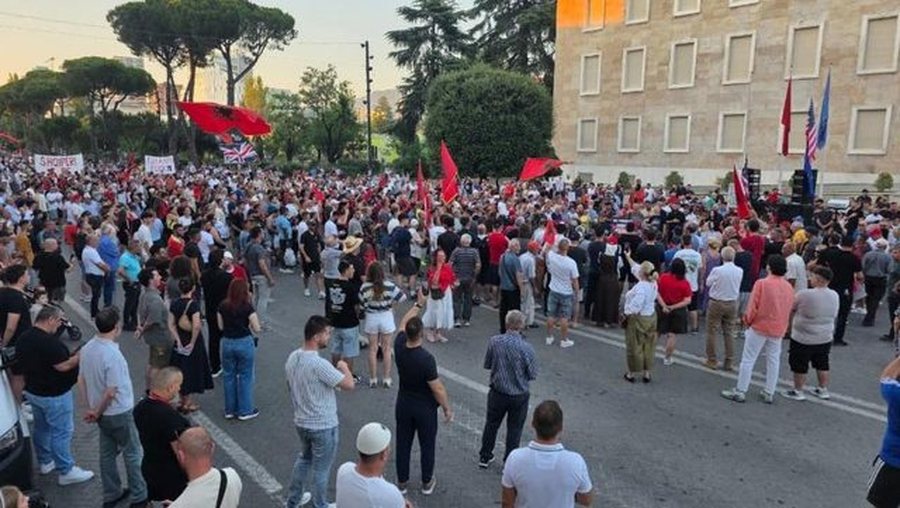 &ldquo;Revolucioni Flamongo&rdquo; sot 42 dit&euml; protest&euml;,