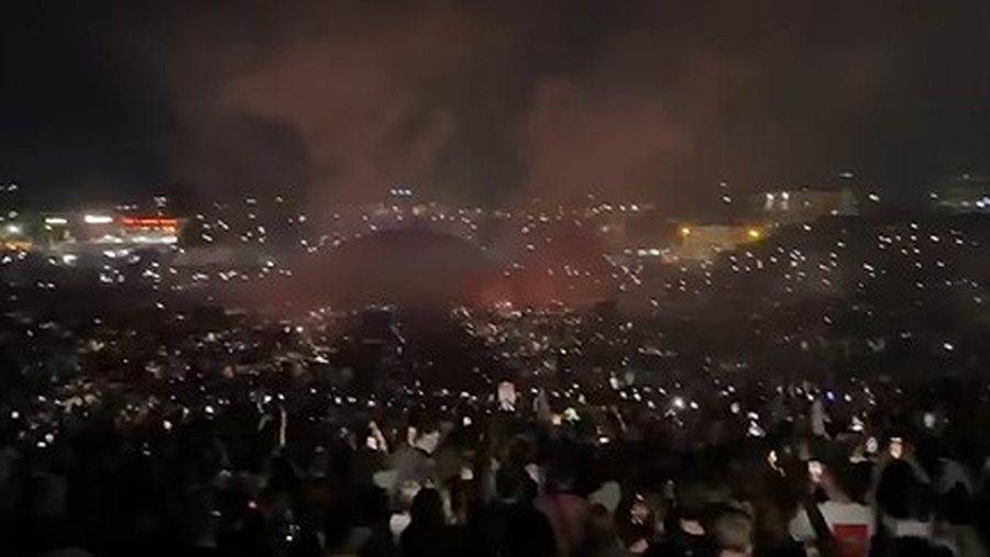 Kanye West &ldquo;elektrizon&rdquo; Tiran&euml;n, mij&euml;ra fansa t&euml;