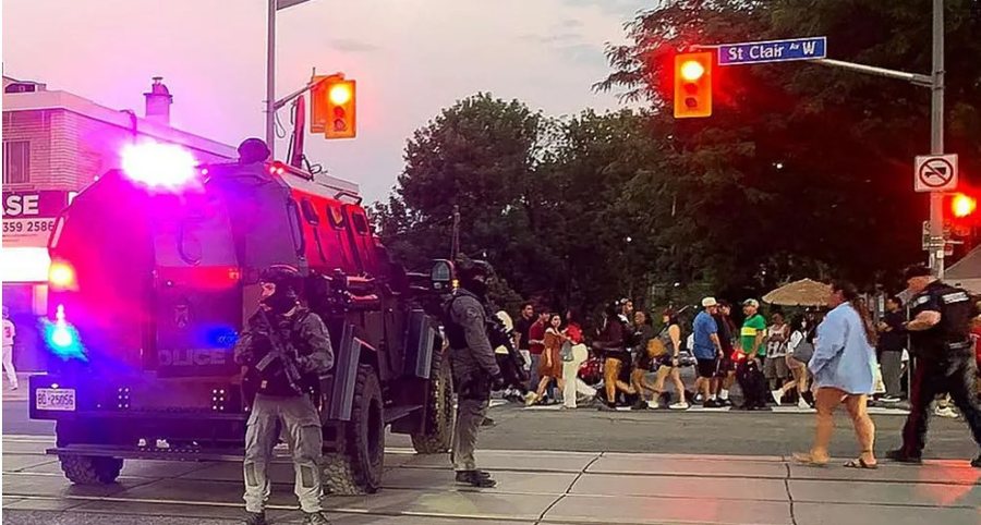 T&euml; sht&euml;na me arm&euml; zjarri n&euml; festivalin rrugor t&euml;