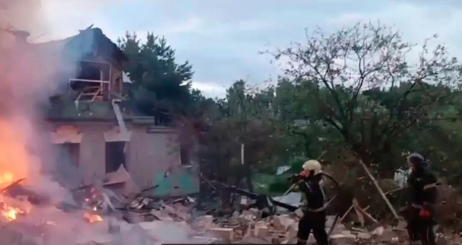 Moska kalon nat&euml;n n&euml;n zjarr, Ukraina godet me dron&euml;, tre persona