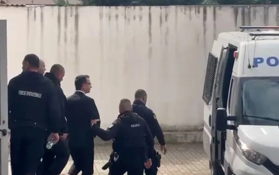 Ish-polici i Burgjeve q&euml; i dha telefonin Erion Veliajt: B&euml;ra nj&euml;