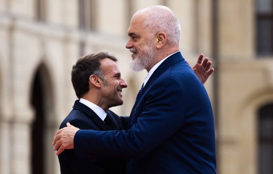Rama n&euml; Paris, Macron e pret me nj&euml; shtr&euml;ngim miq&euml;sor
