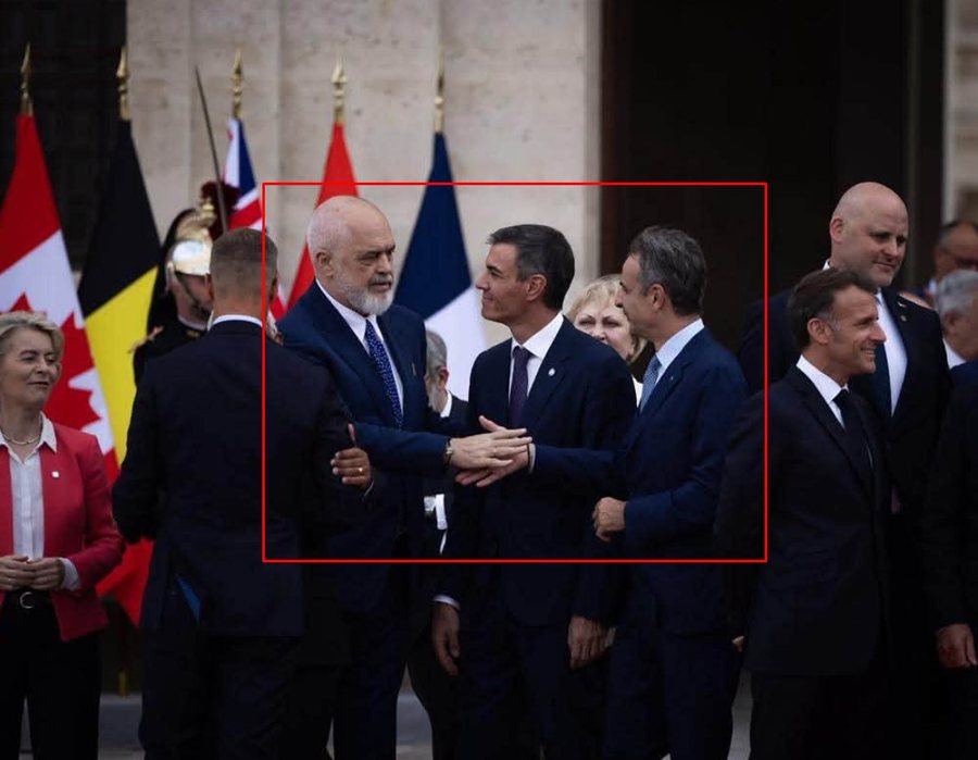 Rama n&euml; Paris, Macron e pret me nj&euml; shtr&euml;ngim miq&euml;sor