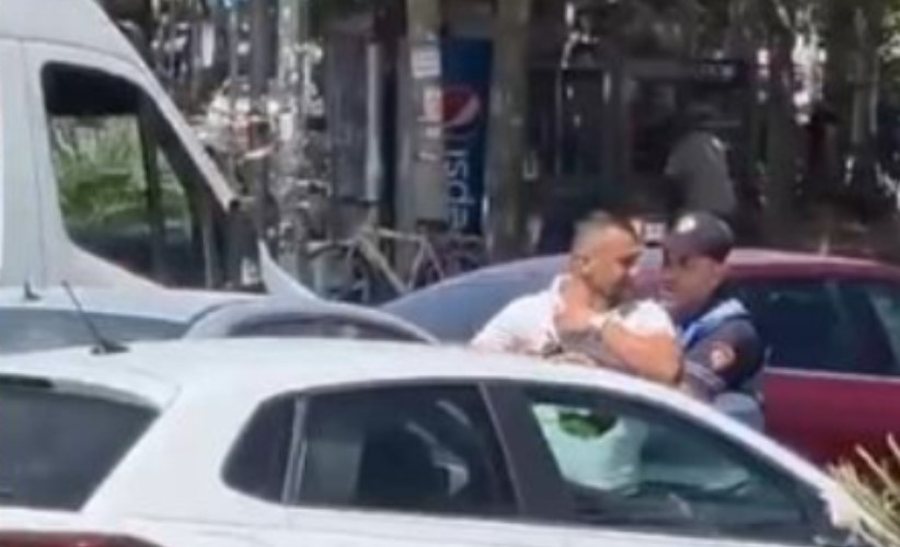 Aksident n&euml; Vlor&euml;, drejtuesit e mjeteve p&euml;rfshihen n&euml; sherr