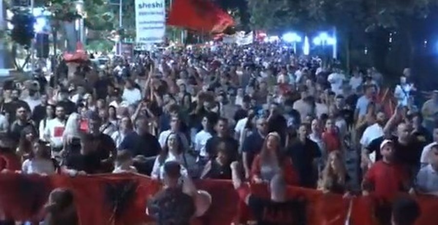 &ldquo;Revolucioni Flamingo&rdquo; n&euml; dit&euml;n e 45-t&euml;,