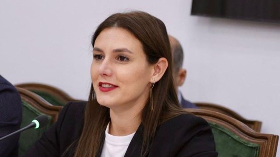 Bora Muzhaqi "i del n&euml; krah&euml;" protestuesve: Qytetar&euml;t e