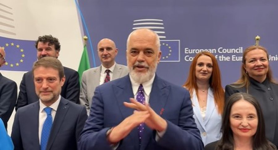 &ldquo;Nga Brukseli me dashuri&rdquo;, rrethuar nga delegacioni, Rama ndan