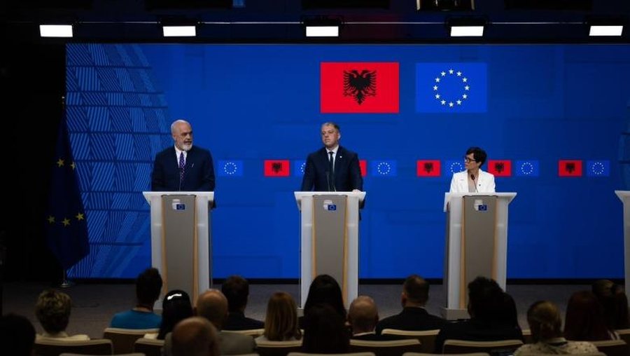 Mbyllen 3 kapitujt e par&euml;!