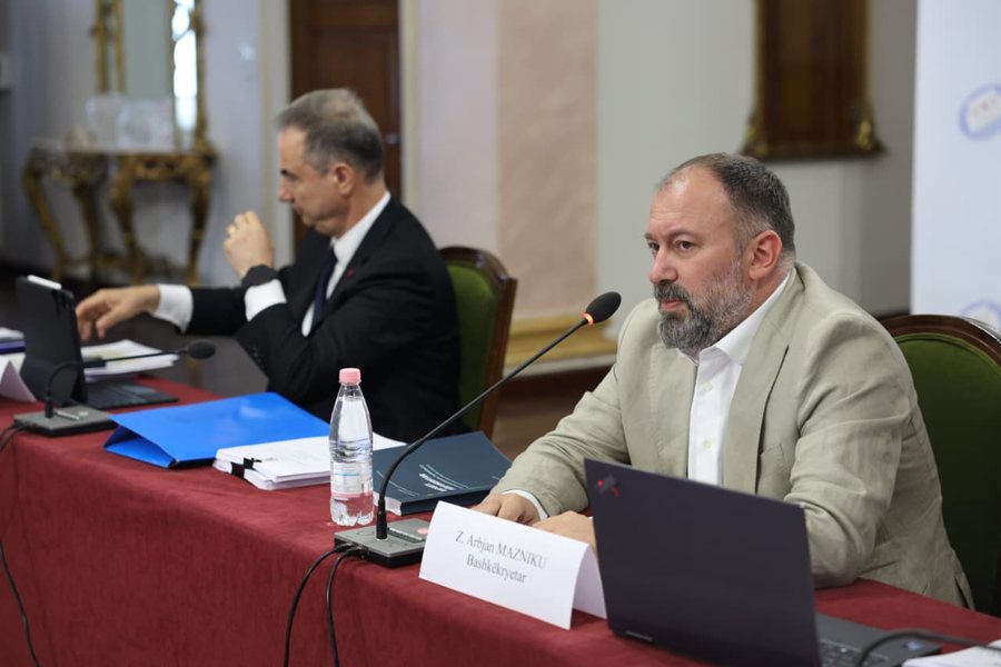 Territorialja/ Mazniku: Opozita ka djegur n&euml; m&euml;nyr&euml; sistematike