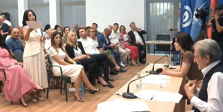 Plas n&euml; mbledhjen e K&euml;shillit Komb&euml;tar t&euml; PD-s&euml;,