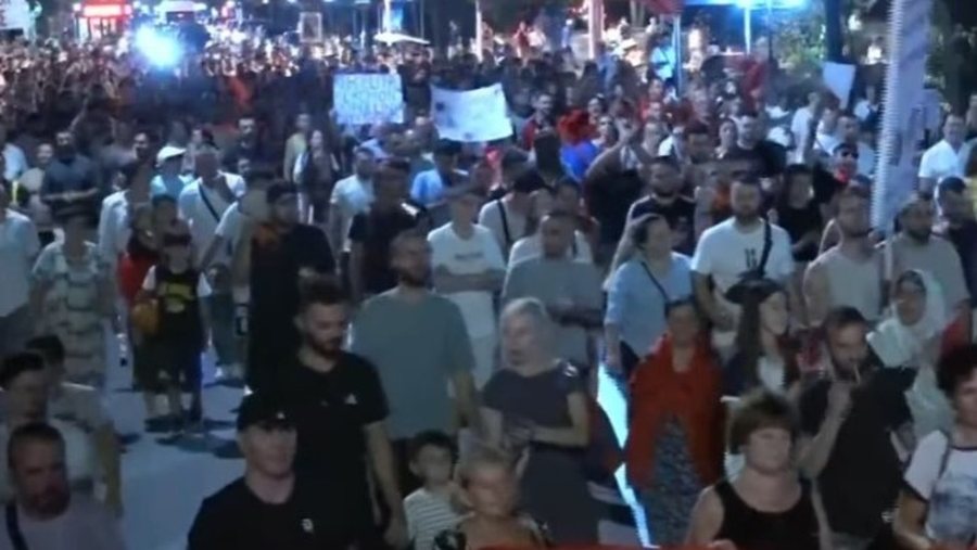 P&euml;rfundojn&euml; fjalimet para Kryeministris&euml;, protestuesit nisin