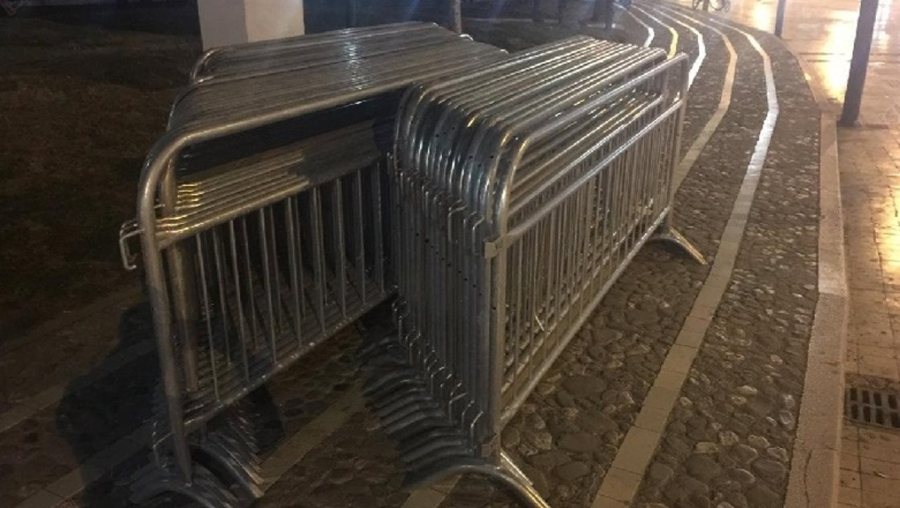 Nes&euml;r seanc&euml; plenare, policia rrethon me gardh metalik Parlamentin