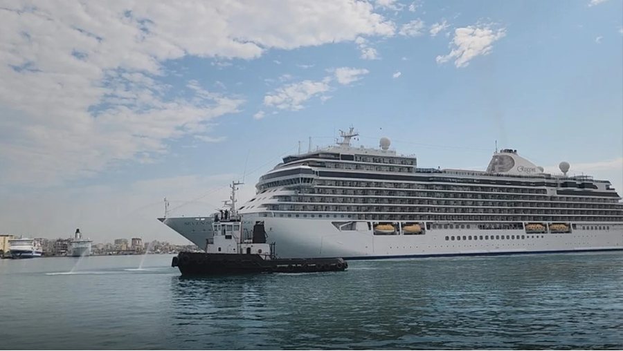Durr&euml;si mir&euml;pret kro&ccedil;ier&euml;n luksoze, rreth 650 turist&euml;
