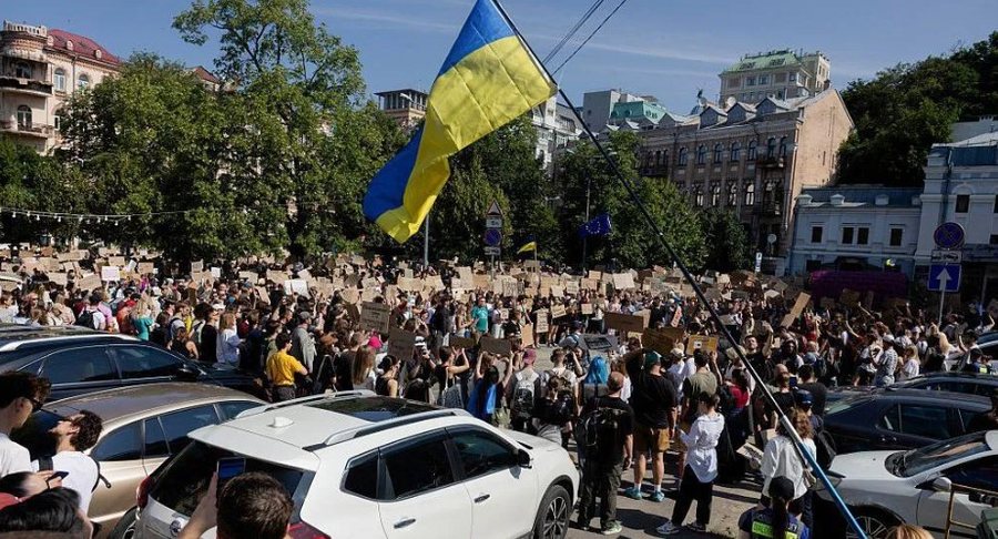 Zelensky shkarkon ministrin e Mbrojtjes pa dh&euml;n&euml; shpjegime,