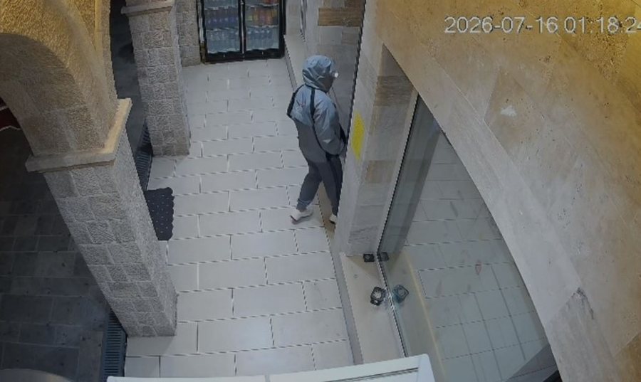 Theu xhamat e nj&euml; marketi me &ccedil;eki&ccedil; dhe tentoi ta vidhte,