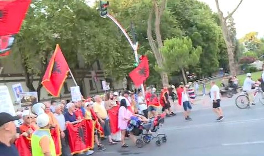 Nis protesta e 47-t&euml;! Qytetar&euml;t mblidhen n&euml; Sheshin