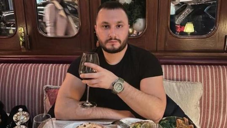 VIDEO ku qent&euml; e tij shqyejn&euml; tufat me paund, shqiptari problematik