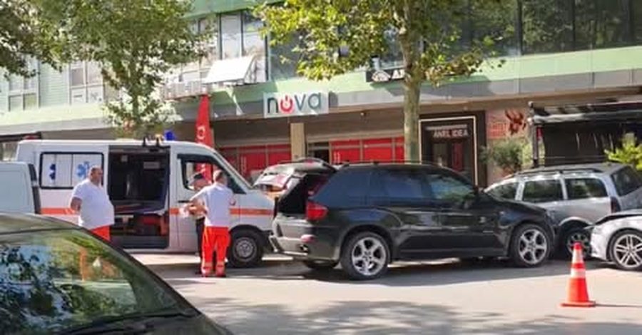 Aksident n&euml; unaz&euml;n e Fierit, shoferi humb kontrollin e BMW-s&euml; dhe