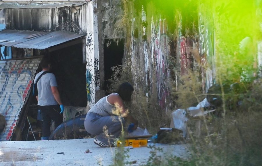 Tronditet Athina, trupi i dekompozuar i nj&euml; gruaje gjendet n&euml; nj&euml;