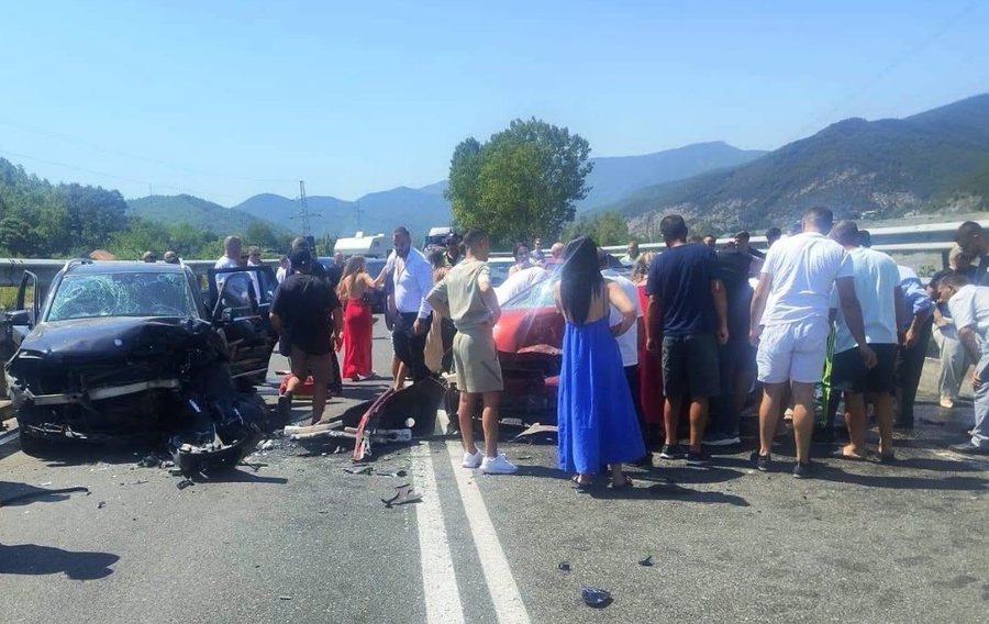 Aksident i r&euml;nd&euml; n&euml; Rrug&euml;n e Kombit, makinat p&euml;rplasen