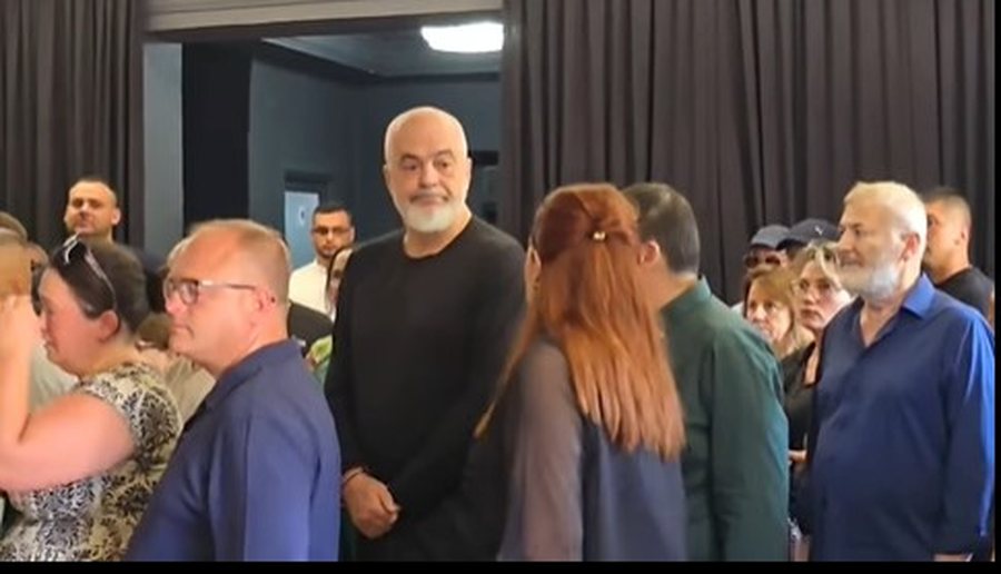 Homazhe p&euml;r Enrik Mehmetin n&euml; Vlor&euml;, Rama nderon gazetarin e