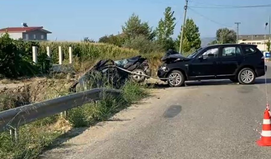 Aksident tragjik n&euml; aksin &Ccedil;erm&euml;-Divjak&euml;, dy automjete