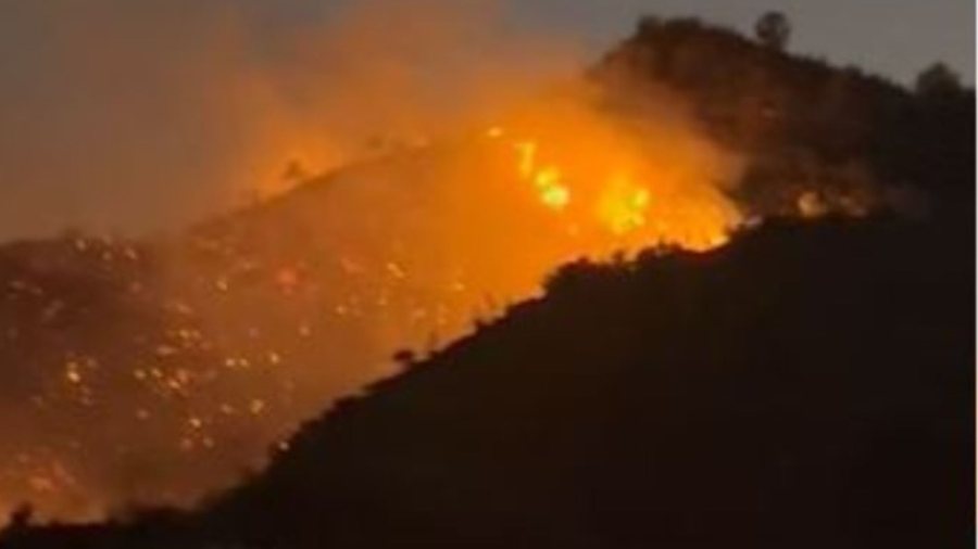 Zjarr masiv n&euml; Gjirokast&euml;r, flak&euml;t rrezikojn&euml; t&euml;