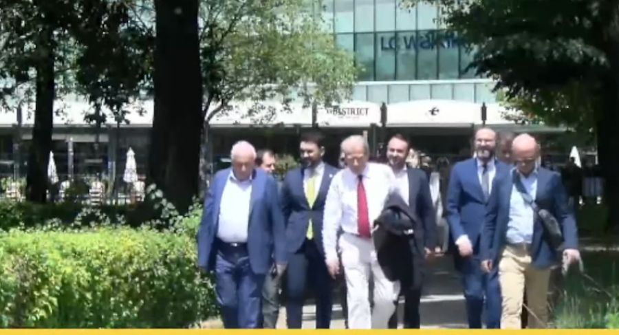 Shmangin protestuesit dhe futen nga dera e Akademis&euml; s&euml; Shkencave, PD