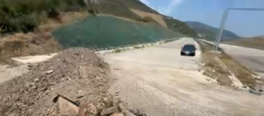 Autostrada nuk ishte e p&euml;rfunduar, makina me t&euml; cil&euml;n