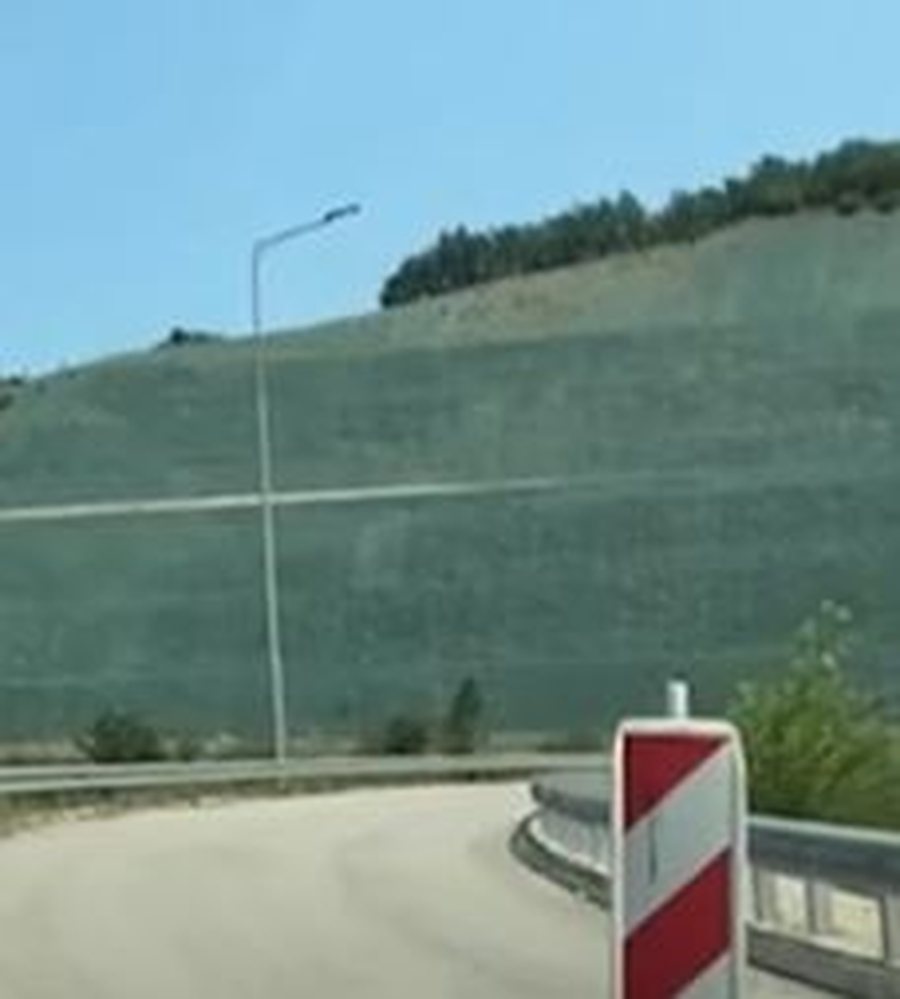 Autostrada nuk ishte e p&euml;rfunduar, makina me t&euml; cil&euml;n