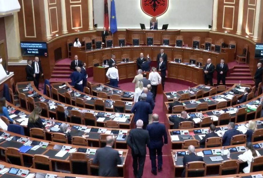 Raportimi i Endri Shabanit, deputet&euml;t e opozit&euml;s bllokojn&euml;