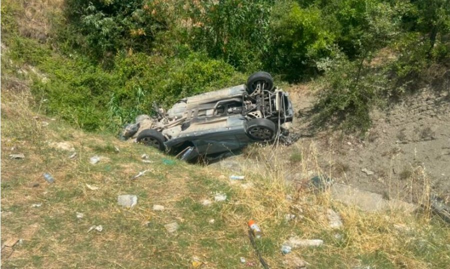 Aksident i r&euml;nd&euml; n&euml; Gramsh, makina del nga rruga dhe rrokulliset