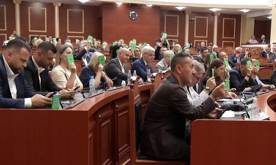 Opozita bllokoi foltoren, Balla k&euml;rkon nd&euml;rprerjen e seanc&euml;s!