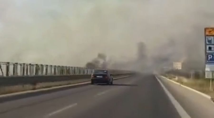 Zjarr i madh p&euml;rgjat&euml; autostrad&euml;s Fier-Vlor&euml;, tymi i dendur