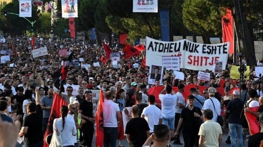 Protesta nuk ndalet, qytetar&euml;t mblidhen n&euml; shesh n&euml; dit&euml;n e