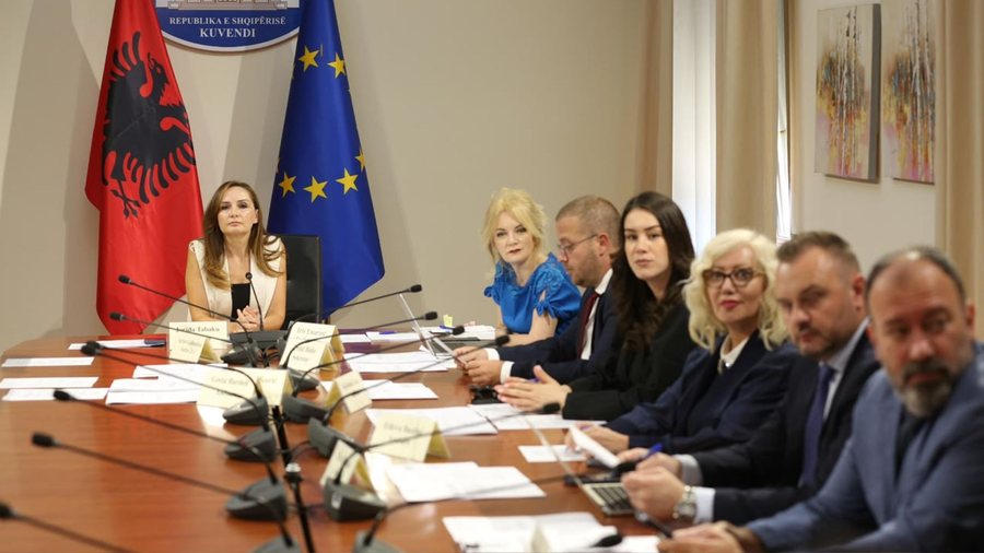 Dy nisma ligjore kalojn&euml; n&euml; Komision, e drejta e autorit dhe