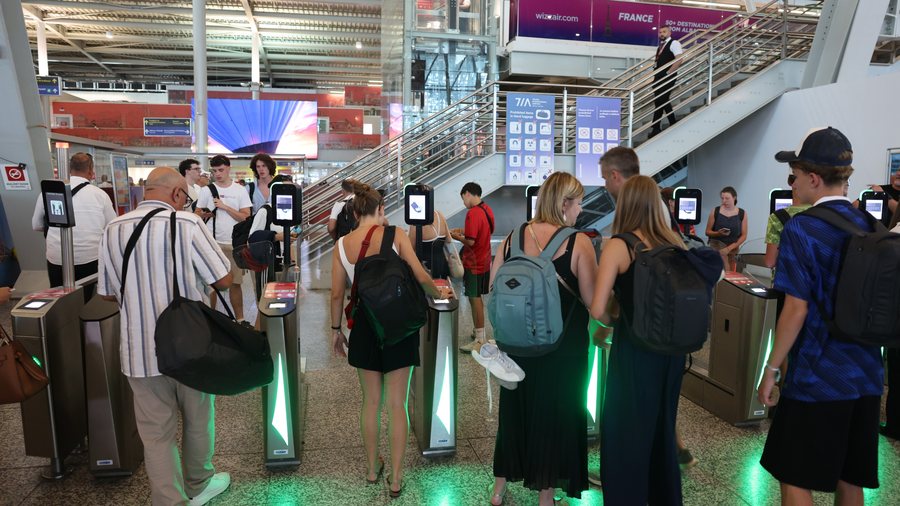 Rinasi n&euml; kulmin e sezonit turistik, Hita dhe Drejtori i