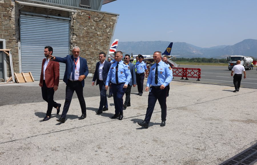 Rinasi n&euml; kulmin e sezonit turistik, Hita dhe Drejtori i
