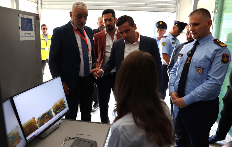 Rinasi n&euml; kulmin e sezonit turistik, Hita dhe Drejtori i