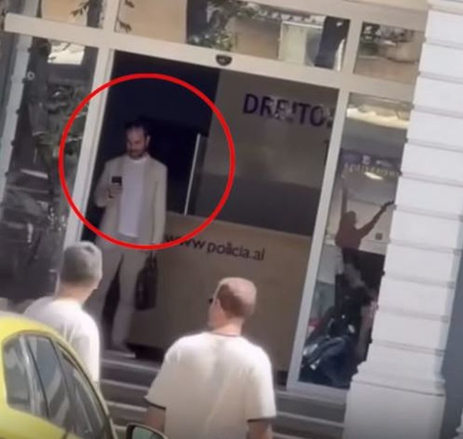 Me &ccedil;ant&euml;n n&euml; dor&euml;, bashk&euml;shorti i Elisa Spiropalit