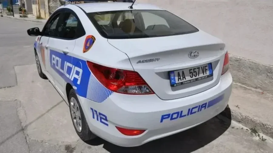 Ndodh n&euml; Tiran&euml;! 4 persona grabisin pik&euml;n postare me
