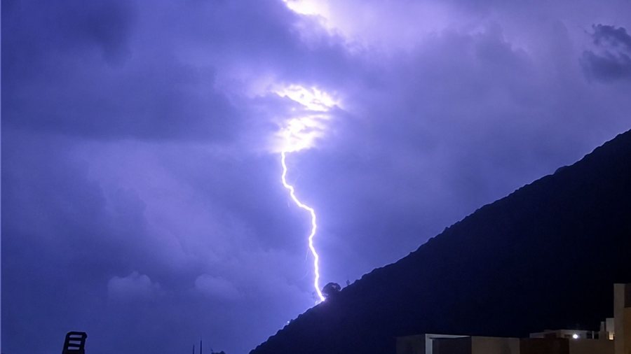 P&euml;rshkall&euml;zohet situata n&euml; Vlor&euml;, rrufeja godet zon&euml;n,
