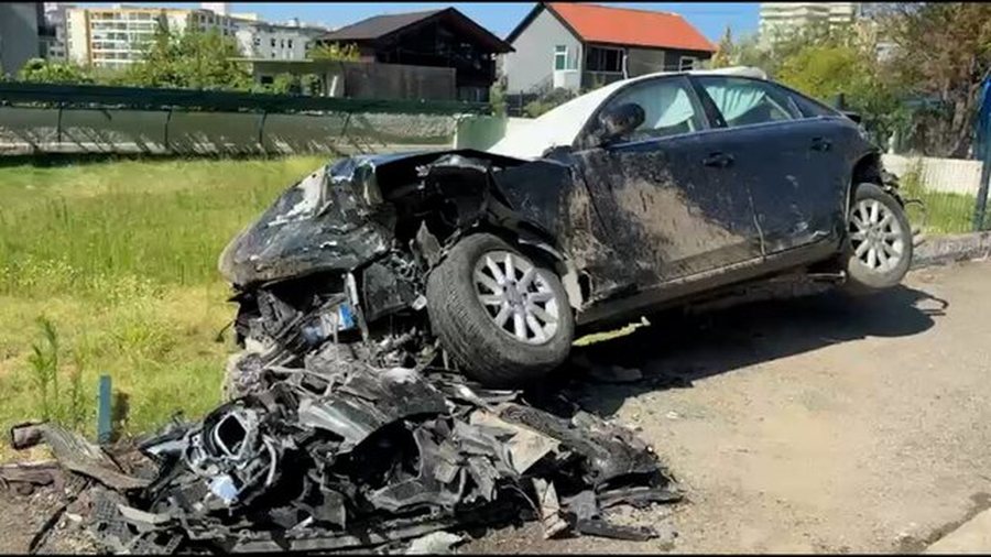 Humbi kontrollin e Audi-t dhe p&euml;rfundoi mes gardhit metalik, plagoset