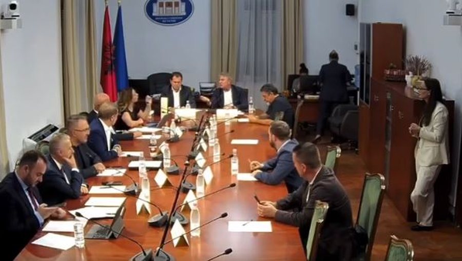I tha &ldquo;e dashur&rdquo;, Albana Vokshi i kthehet keq Damian Gjiknurit: