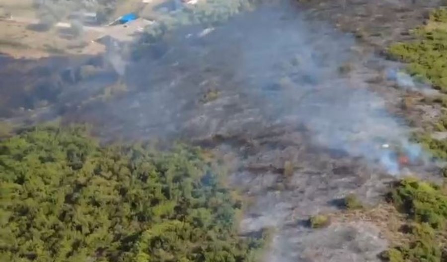 Zjarr n&euml; Cakran dhe Voskopoj&euml;, era e fort&euml; dhe terreni i