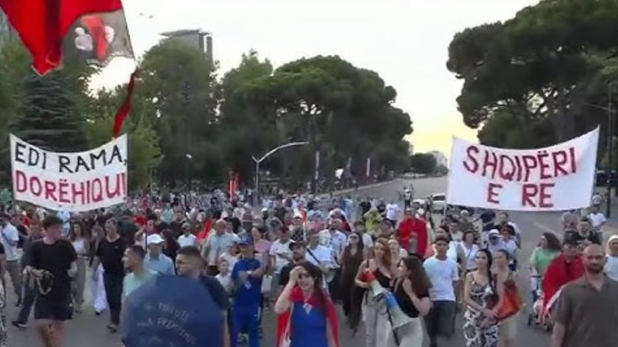 Dita e 53-t&euml; e protest&euml;s, qytetar&euml;t "zbarkojn&euml;"