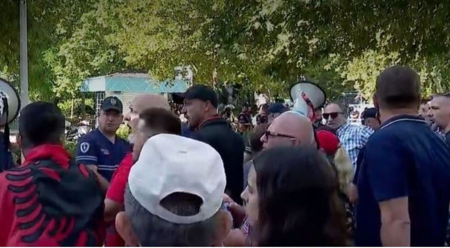 Tensione para Parlamentit, Policia bllokon kalimin n&euml; drejtim t&euml;