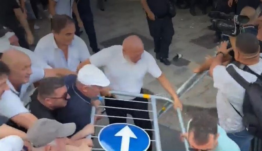 P&euml;rshkall&euml;zohet situata para Kuvendit! Kalimtar&euml;t heqin gardhin