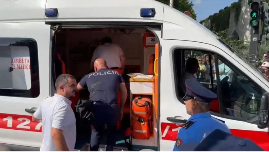 Tensione para Kuvendit, protestuesit godasin me vez&euml; dhe domate