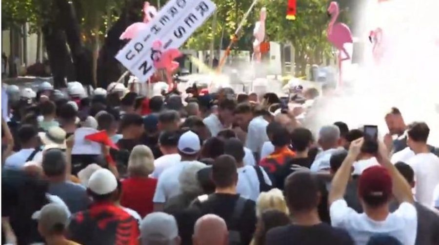 Hidhet uj&euml;, gaz lotsjell&euml;s dhe piper n&euml; drejtim t&euml;
